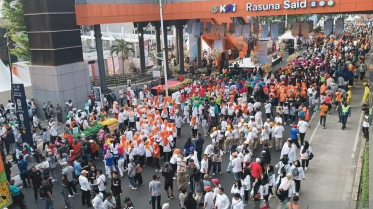 Sejumlah warga melakukan kegiatan saat Hari Bebas Kendaraan Bermotor (HBKB) atau Car Free Day (CFD) di kawasan Rasuna Said, Jakarta Selatan, Minggu 10 Mei 2026.