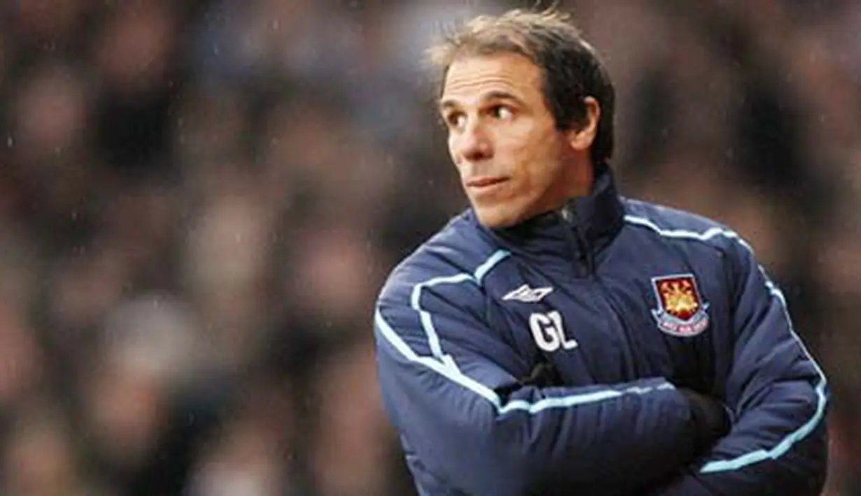 West Ham's Italian manager Gianfranco Zola watches during their Premier League match against Manchester United at Upton Park, London, on February 8, 2009. AFP PHOTO / Glyn Kirk
