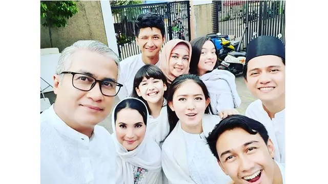 6 Potret Dina Lorenza Awet Muda di Usia 44 Tahun, Bak ABG