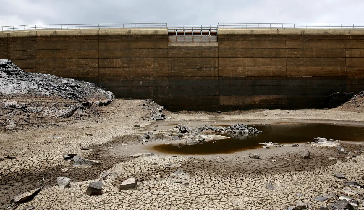 Pemandangan Bendungan Ajuan Khota yang kering, di dekat La Paz, Bolivia, (17/11). Kekeringan akibat perubahan iklim dan dampak berkelanjutan dari El Nino (REUTERS/David Mercado)