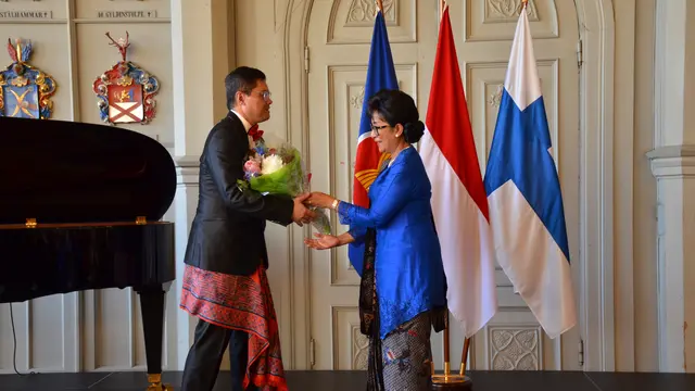 Ananda Sukarlan dalam resepsi diplomatik perayaan HUT ke-79 RI bersama Duta Besar Republik Indonesia untuk Finlandia, Ratu Silvy Gayatri, di Kedutaan Besar Republik Indonesia (KBRI) Helsinki. (Dok KBRI Helsinki)