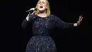 Sehati dengan publik di penjuru dunia, tampaknya Adele juga merasakan kesedihan yang mendalam terkait berita ini. Terbukti, Adele tampil di malam itu tidak menyanyi sesuai dengan daftar lagu yang sudah dipersiapkan sebelumnya. (AFP/Bintang.com)