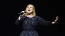 Sehati dengan publik di penjuru dunia, tampaknya Adele juga merasakan kesedihan yang mendalam terkait berita ini. Terbukti, Adele tampil di malam itu tidak menyanyi sesuai dengan daftar lagu yang sudah dipersiapkan sebelumnya. (AFP/Bintang.com)