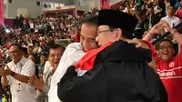 Presiden Joko Widodo atau Jokowi dan Ketua Umum Pengurus Besar Ikatan Pencak Silat Indonesia (IPSI) Prabowo Subianto memeluk atlet pencak silat peraih emas Asian Games 2018 Hanifan Yudani di Jakarta, Rabu (29/8). (Liputan6.com/HO/Biro Pers Setpres)