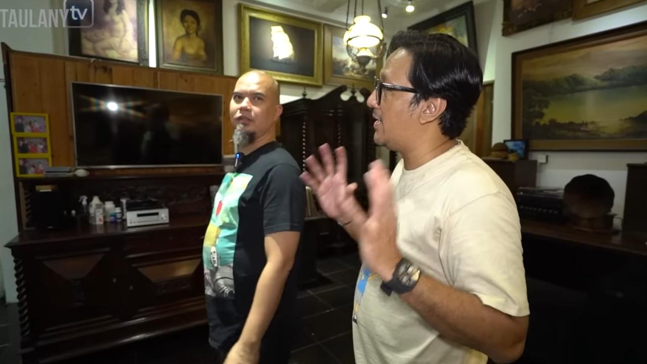 5 Potret Ruang Tengah Rumah Ahmad Dhani, Ada Ranjang Buatan Inggris ala Raja Zaman Dulu - Pajang Foto Leluhur