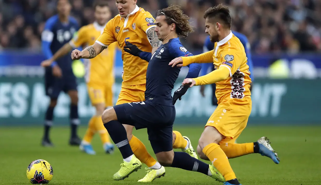 Pemain depan Prancis Antoine Griezmann berusaha melewati dua pemain Moldova, Veaceslav Posmac dan Catalin Car selama pertandingan Grup H Kualifikasi Piala Eropa 2020 di stade Stade de France, di Saint Denis, utara Paris (14/11/2019). Prancis menang tipis atas Moldova 2-1. (AP Photo/Francois Mori)