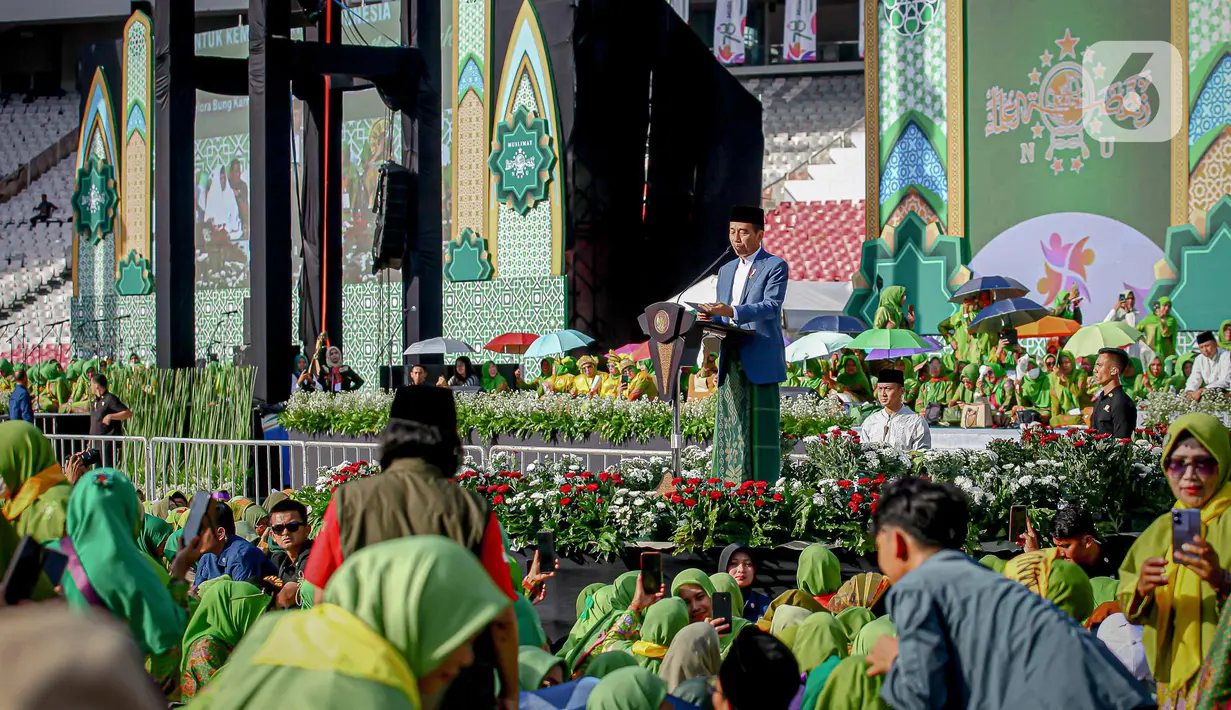 "Saya ingin mengucapkan selamat Harlah ke-78 kepada keluarga besar muslimat NU semoga muslimat NU selalu guyub rukun bersatu untuk kepentingan umat bangsa dan negara," kata Jokowi. (Liputan6.com/Faizal Fanani)