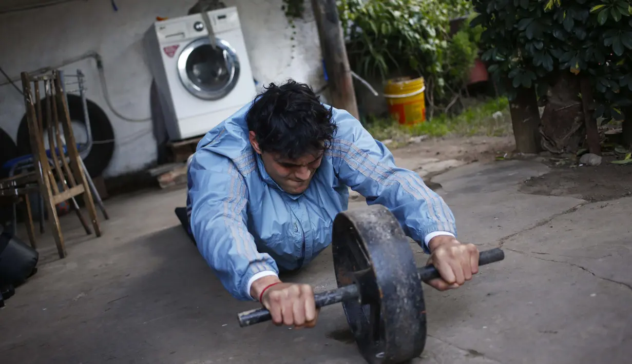 Yamil Peralta melakukan latihan di rumahnya di Jose C. Paz di pinggiran Buenos Aires, Argentina, 29 Juli 2020. Di tengah lockdown COVID-19, petinju Olimpiade dan profesional ini mendapat pekerjaan di perusahaan sampah untuk memenuhi kebutuhannya. (AP Photo/Marcos Brindicci)