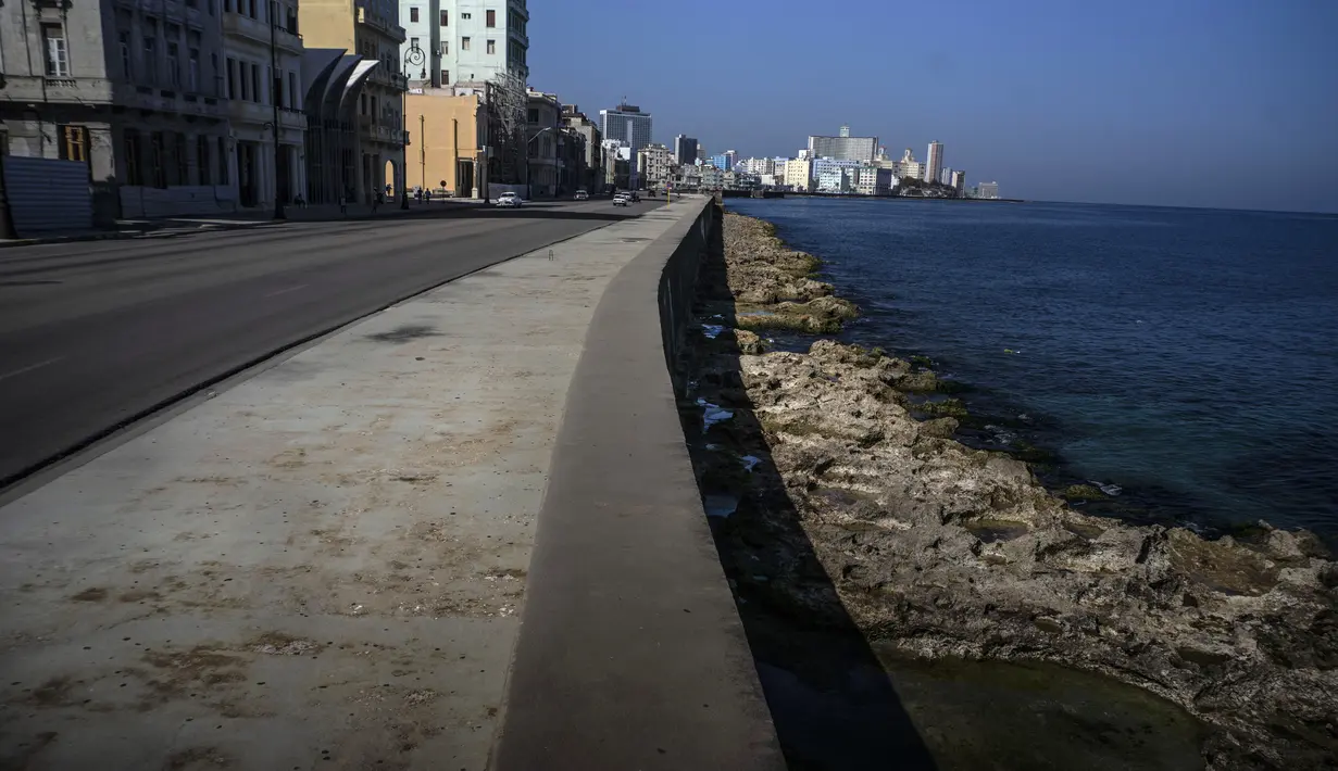 Pemandangan malecon yang benar-benar sepi dari turis di Havana, Kuba, pada 2 Maret 2021. Kepulauan Karibia memburu pengunjung untuk menggerakkan kembali roda ekonomi yang terhenti di salah satu kawasan di dunia yang sangat bergantung dengan sektor pariwisata. (AP Photo/Ramon Espinosa)