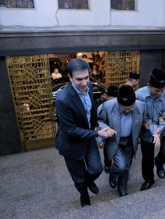 Mantan Presiden BJ Habibie juga menyempatkan hadir untuk melihat secara langsung proses syuting yang mengangkat kisah masa mudanya tersebut. (Adrian Putra/Bintang.com)