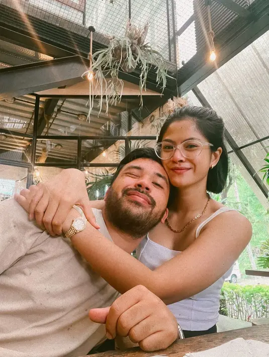 Hana Saraswati kini makin bahagia didampingi seorang kekasih. Mengingat masa lalunya teramat kelam saat menjadi korban kekerasan mantan pacarnya yang dulu. Hana Saraswati lebih sering menghabiskan waktu bareng Justin. (Sumber: Instagram/IG/hanahaho)