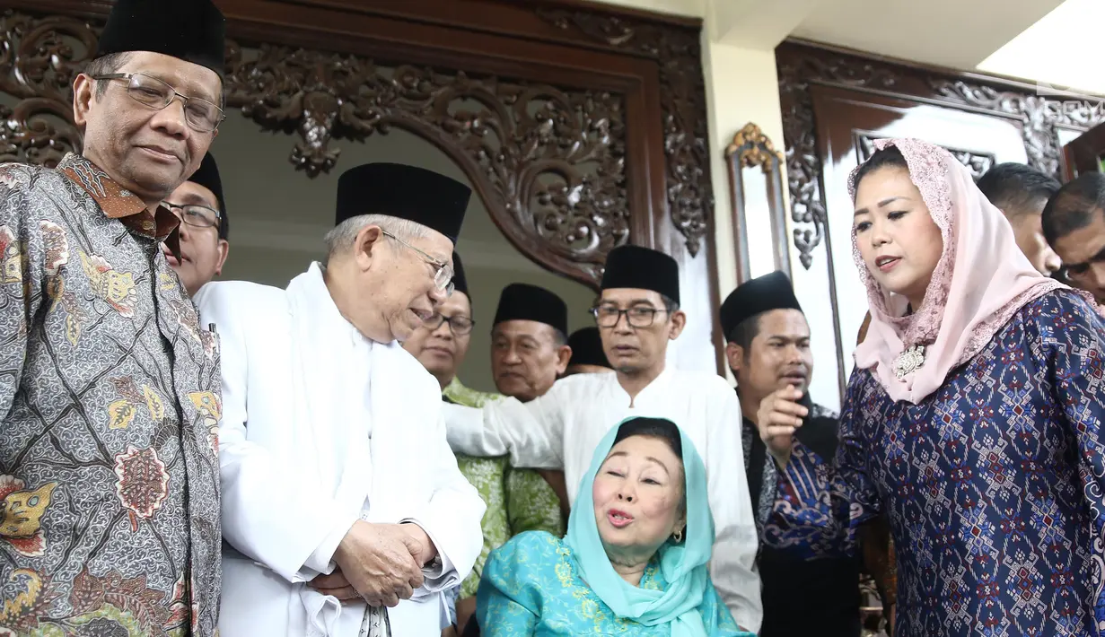 <p>Cawapres nomor urut 01 Ma'ruf Amin (dua kiri) bersama istri Gus Dur, Sinta Nuriyah dan mantan ketua MK Mahfud MD (kiri) serta Yenny Wahid usai menggelar pertemuan di Ciganjur, Jakarta, Rabu (26/9). (Liputan6.com/Herman Zakharia)</p>