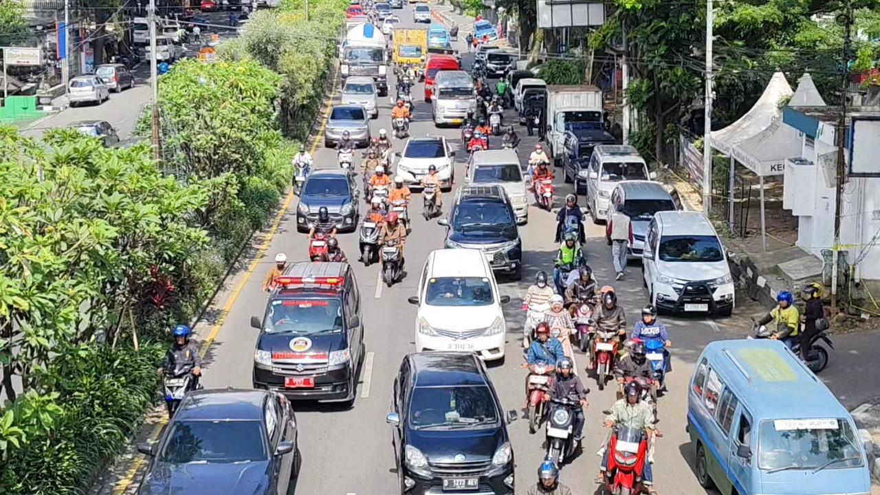 H-2 Natal, Ribuan Kendaraan Padati Bandung, Mayoritas dari Jakarta