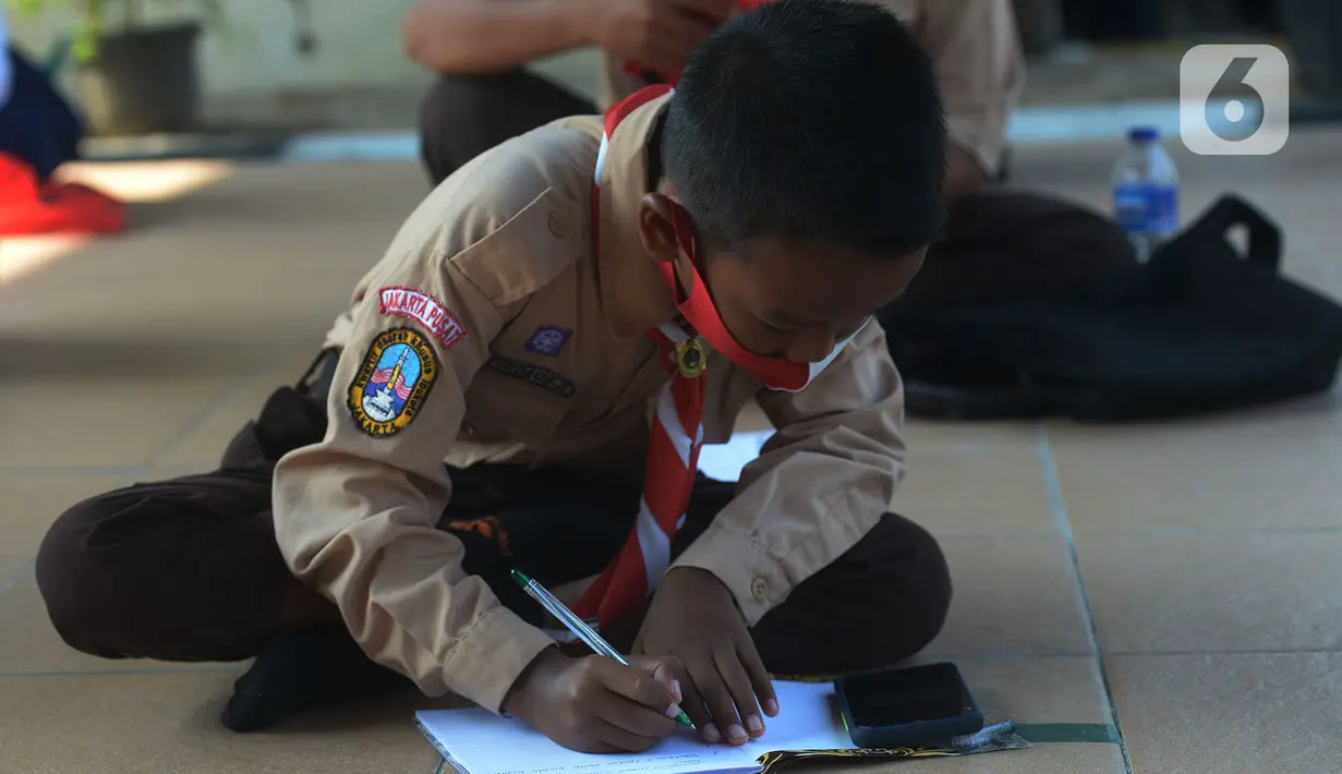 Siswa belajar di kolong rel kereta api Mangga Besar, Jakarta,Rabu (19/8/2020). Proses belajar siswa tersebut menggunakan modem paket internet wifi gratis yang disediakan untuk mengikuti pembelajaran jarak jauh. (merdeka.com/Imam Buhori)
