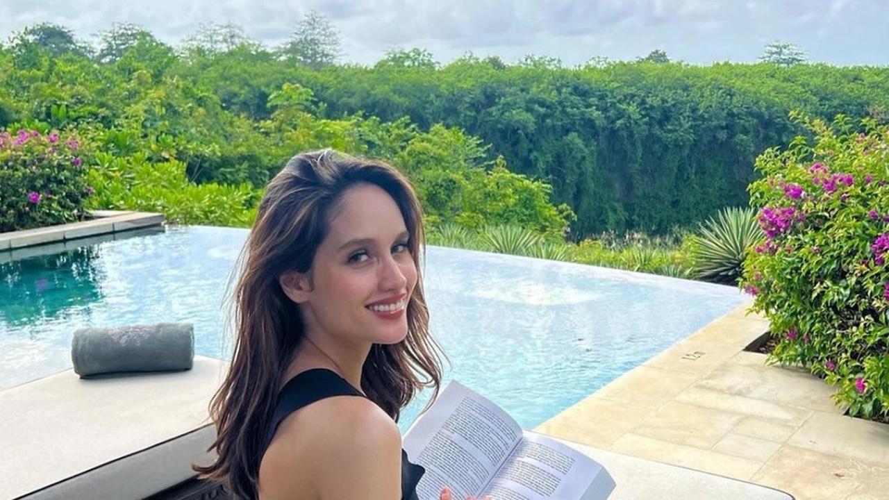 Cinta Laura, artis cantik dan cerdas, selalu menginspirasi banyak wanita dengan berbagai aktivitasnya. Salah satu hobinya yang menarik adalah membaca.<br>