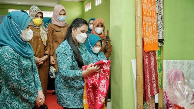 7 Momen Kahiyang Ayu jadi Ketua PKK Medan, gayanya curi perhatian