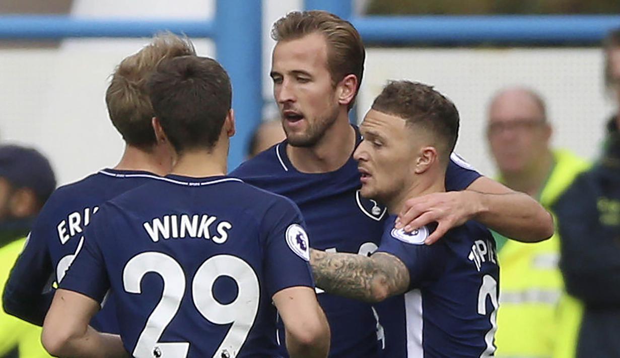 Para pemain Tottenham Hotspur merayakan gol yang dicetak oleh Harry Kane ke gawang Huddersfield Town pada laga Premier League di Stadion The John Smith, Sabtu (30/9/2017). Tottenham Hotspur menang 4-0 atas Huddersfield Town. (AP/Nigel French)