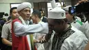 Sejumlah massa FPI mencium tangan Habib Shahabuddin Anggawisaat menjalani sidang vonis di PN Jakarta Pusat, Senin (6/4/2015). (Liputan6.com/Johan Tallo) Habib Shahabuddin Anggawi
