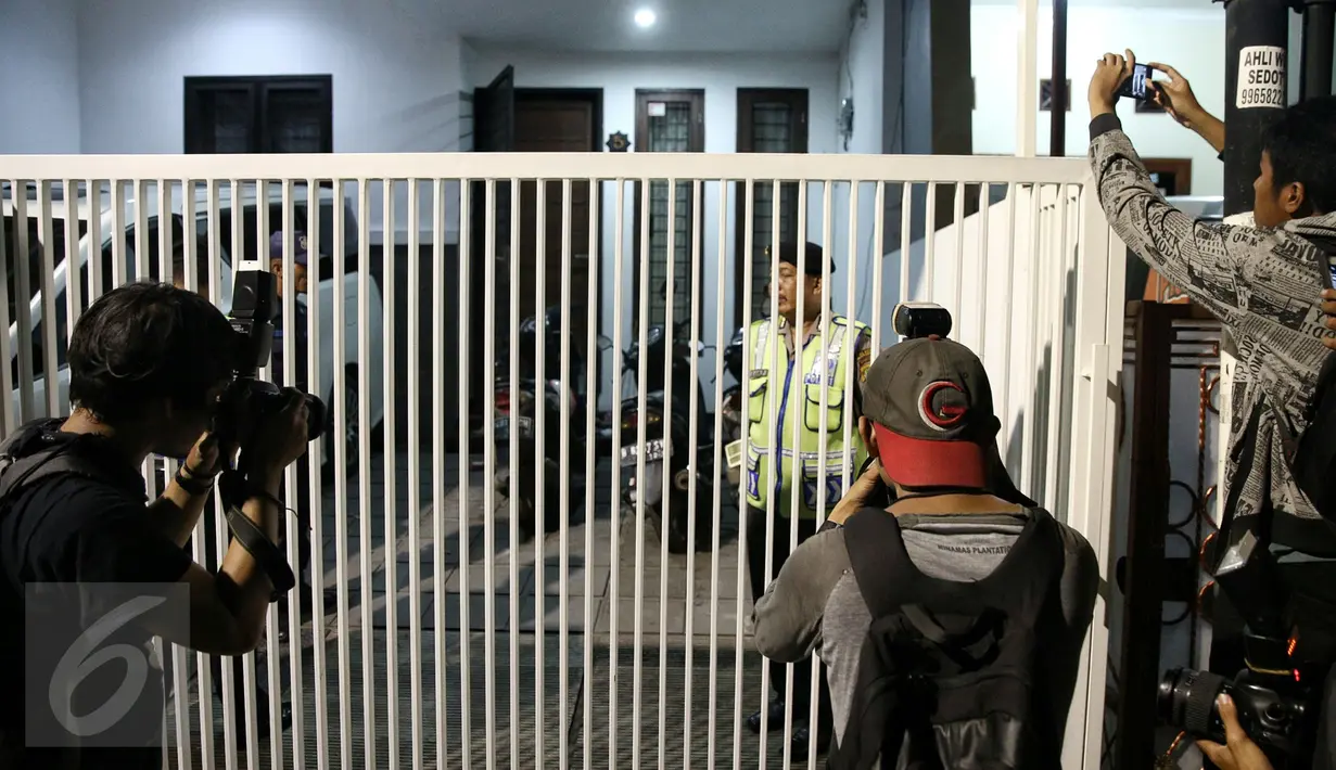 Polisi berjaga saat penyidik melakukan penggeledahan di rumah Saipul Jamil di Kelapa Gading, Jakarta, Kamis (19/2) dini hari. Penggeledahan dilakukan untuk mendapatkan alat bukti tambahan terkait kasus pencabulan terhadap DS. (Liputan6.com/Faizal Fanani)
