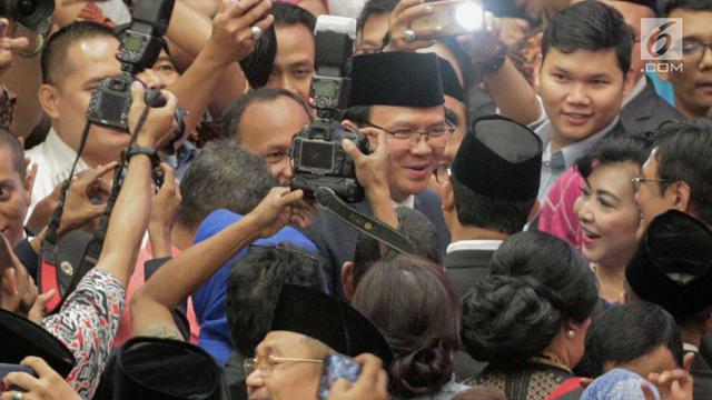 Momen Ahok dan Anies Saling Sapa