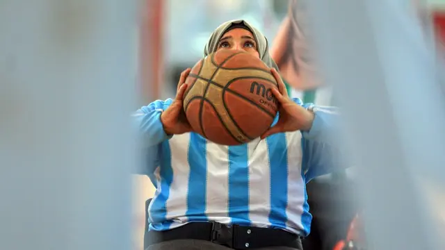 FOTO: Semangat Kompetisi Wanita Penyandang Disabilitas Yaman dalam Olahraga Basket