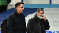 Gary Neville (kiri) dan Jamie Carragher dahulu sering berduel di lapangan. Kini keduanya kerap beradu argumen di stasiun televisi Inggris sebagai pandit sepak bola. (AFP/Peter Powell)