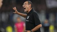 Pelatih Lazio Maurizio Sarri juga mendapatkan kartu kuning dari wasit pada menit ke-90 saat timnya melawan Napoli. (AP Photo/Andrew Medichini)