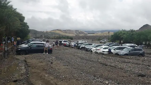 Mobil terlihat terjebak dalam lumpur dan puing-puing di The Inn at Death Valley pada 5 Agustus 2022. Banjir langka di tempat terpanas Bumi. (National Park Service/AP)