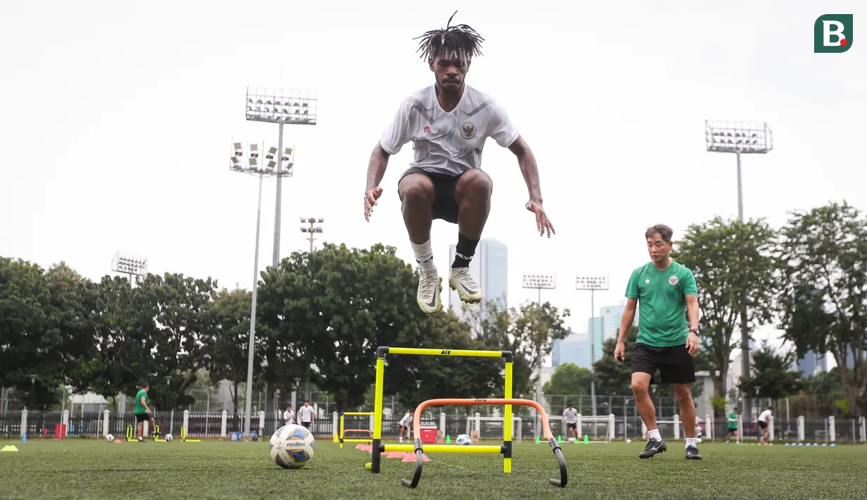 <p>Pemain Timnas Indonesia U-20, Barnabas Sobor melakukan latihan terbuka untuk Piala Asia U-20 2023 di Lapangan C, Kompleks Stadion Utama Gelora Bung Karno (SUGBK), Jakarta, Rabu (08/02/2023). Ajang ini akan berlangsung pada 1 Maret 2023 mendatang. (Bola.com/Bagaskara Lazuardi)</p>