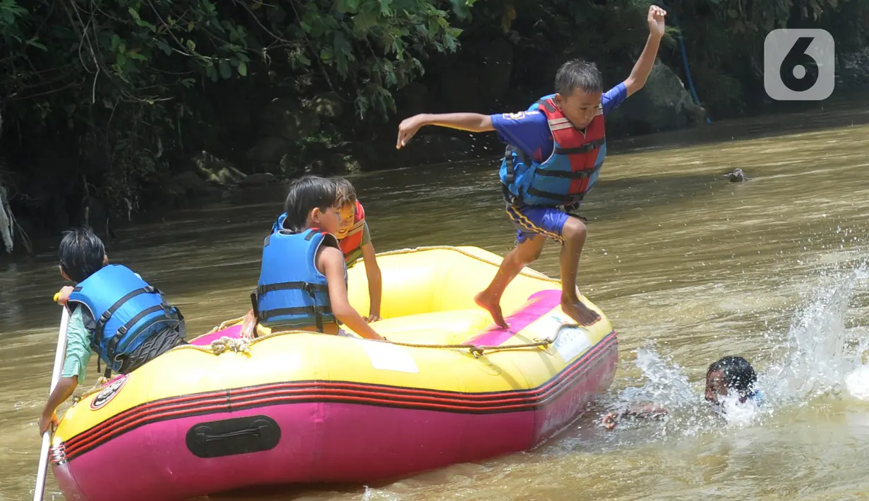 Anak-anak rafting di kawasan Bendungan Katulampa, Bogor, Jawa Barat, Kamis (29/10/2020). Kegiatan yang diadakan oleh Hiking Bocah pada setiap akhir pekan atau libur panjang ini dalam rangka mengenalkan anak kepada alam. (merdeka.com/Arie Basuki)