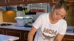 Inul Daratista ternyata memiliki hobi memasak dan membuat kue. Ia pun tak segan membagikan aktivitasnya ini di media sosial.  (Liputan6.com/IG/@inul.d).