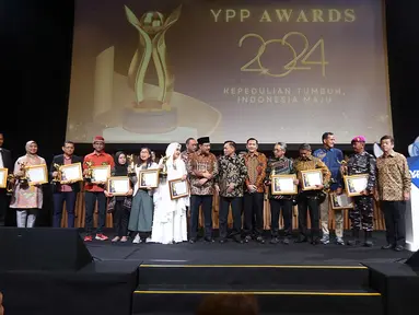 Menteri Sosial, Saifullah Yusuf (tengah) berbincang dengan Ketua Umum Yayasan Pundi Amal Peduli Kasih, Komjen Pol (Purn) Imam Sudjarwo usai berfoto bersama dengan peraih penghargaan YPP Award 2024 di Jakarta, Jumat (15/11/2024). (Liputan6.com/Helmi Fithriansyah)