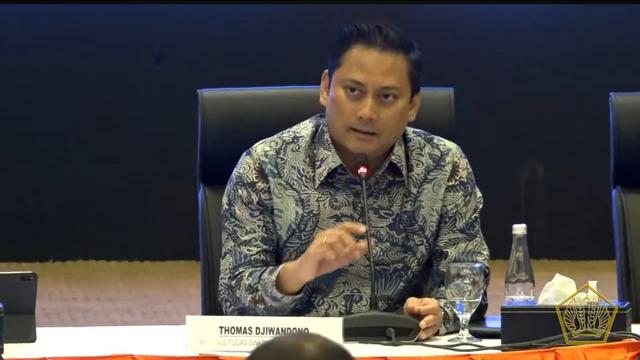 Anggota Bidang Keuangan Tim Gugus Tugas Sinkronisasi Pemerintahan, Thomas Djiwandono dalam konferensi pers di Kantor Pusat Direktorat Jenderal Pajak, Jakarta, Senin (24/6/2024). (Arief/Liputan6.com)
