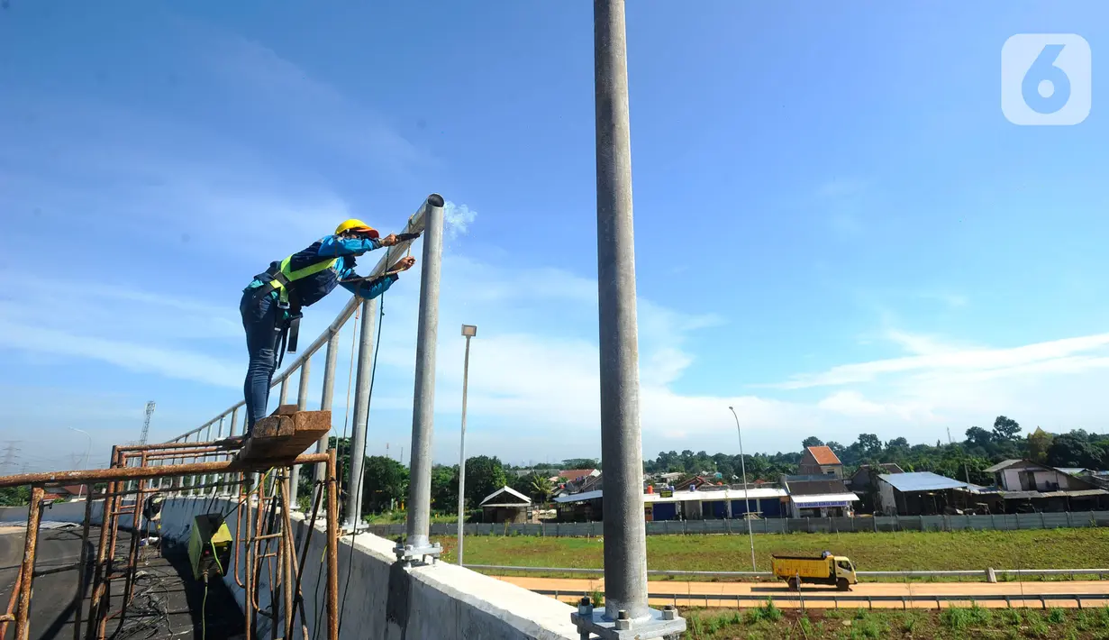 Pekerja menyelesaikan pembangunan proyek Jalan Tol Cinere - Jagorawi (Cijago) Seksi 3A (Kukusan - Cinere) di kawasan Krukut, Depok, Jawa Barat, Selasa (29/11/2022). Jalan Tol Cinere-Jagorawi (Cijago) Seksi 3 Kukusan-Cinere sepanjang 5,44 km secara keseluruhan akan tuntas Januari tahun 2023 mendatang. (merdeka.com/Arie Basuki)