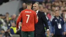 Pelatih Portugal Roberto Martinez berjabatan tangan dengan Cristiano Ronaldo saat Ronaldo diganti di laga semifinal Nations League kontra Jerman di&nbsp;Allianz Arena, Munich, Jerman, Rabu, 4 Juni 2025. (AP Photo/Matthias Schrader)