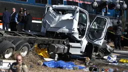 Kondisi truk sampah yang setelah ditabrak kereta api di Crozet, Va, (31/1). Sedikitnya satu orang tewas setelah sebuah kereta yang membawa anggota Kongres Amerika Serikat (AS) dari Partai Republik tersebut. (Zack Wajsgrasu/AP)