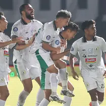 Partai seru tersaji dalam laga pekan ke-9 BRI Liga 1 antara tuan rumah Persita Tangerang menghadapi tamunya PSS Sleman, Jumat (18/8/2023) di Stadion Indomilk Arena, Tangerang. PSS Sleman yang sempat memimpin 2-0 di babak pertama lewat gol Jehad Ayoub dan Ricky Cawor, harus kebobolan dua gol di awal babak kedua via brace Ramiro Fergonzi. Gol kemenangan Tim Elang Jawa akhirnya tercipta pada menit ke-71 melalui aksi Riki Dwi Saputro. Dengan kemenangan 3-2 ini PSS yang mengoleksi 15 poin naik ke peringkat ke-4, sementara Persita yang baru memperoleh 10 poin turun ke peringkat 13. (Bola.com/Abdul Aziz)