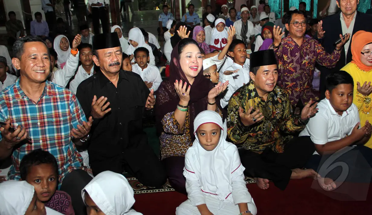 Ratusan anak yatim mendoakan Golkar kubu Aburizal Bakrie saat menghadiri syukuran di Masjid Baiturrahman , Jakarta, Kamis (2/4/2015). Kubu Agung Laksono tak diundang dalam syukuran tersebut. (Liputan6.com/Helmi Afandi)