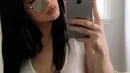Dengan memakai kacamata sun glassess, Kylie nampak cantik berfoto selfie di kaca. (viaaceshowbiz/Bintang.com)