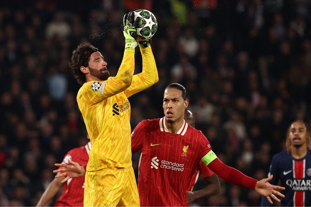Aksi Alisson Becker tahan gempuran PSG