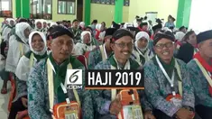 Calon Jemaah asal Jepara menggunakan Blangkon yang merupakan ciri khas suku Jawa. Blangkon dikenakan untuk berkoordinasi dan mudah dikenali saat di Tanah Suci.