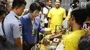 Menteri Kehakiman Jepang Yoko Kamikawa melihat hasil kerajian dari tahanan Lapas di Cipinang, Jakarta, Sabtu (9/9). Pada kunjungannya Menteri Yoko tertarik pada bagaimana tahanan lapas dapat memproduksi berbagai kerajinan. (Liputan6.com/Angga Yuniar)