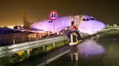 Pesawat kargo DHL tergelincir hingga menutupi jalan raya di Orio al Serio, Milan, Italia (5/8). Kejadian ini terjadi pada 4 pagi waktu setempat. (REUTERS)