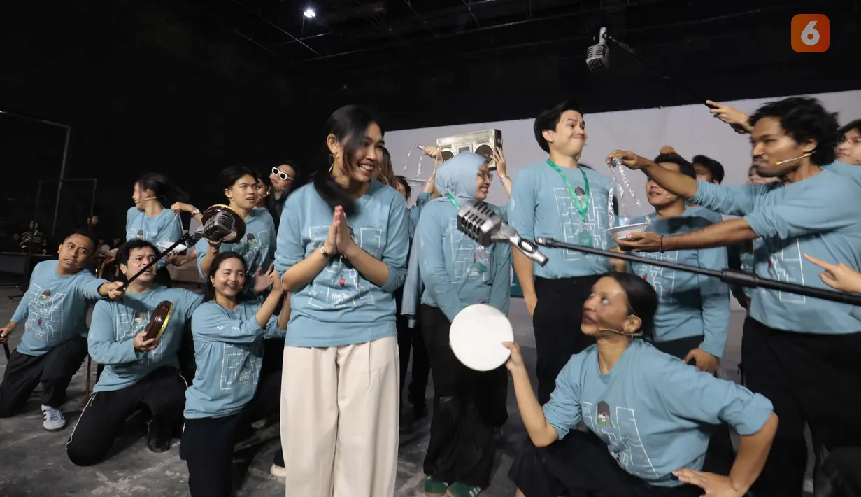 Para pemain Home Sweet Loan The Musical menjalani latihan di Jakarta, Senin (14/9/2026). Latihan dilakukan sebagai persiapan menjelang pementasan yang dijadwalkan berlangsung pada 30 September hingga 18 Oktober 2026. (KLY/Budy Santoso)