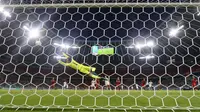 Pemain Italia, Lorenzo Insigne mencetak gol kedua timnya ketika pertandingan Perempatfinal Euro 2020 melawan Belgia yang berlangsung di Allianz Arena, Jerman pada Jumat (02/06/2021). (AP/Pool/Matthias Schrader)