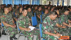 Citizen6, Surabaya: Prajurit Puslatdiksarmil mendengarkan pembekalan Wadan Kobangdikal di Puslatdiksarmil, Kobangdikal, Juanda, Surabaya. (Pengirim: Penkobangdikal). 