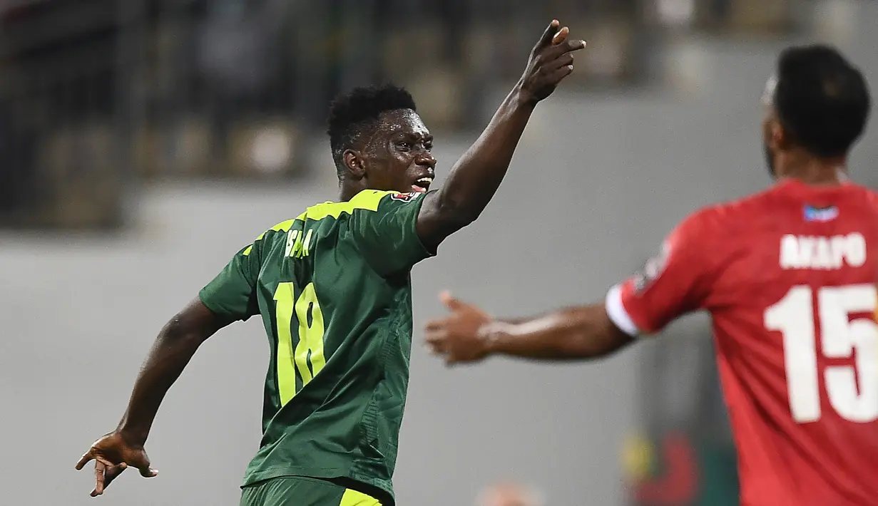 Penyerang Senegal Ismaila Sarr (kiri) melakukan selebrasi setelah mencetak gol ke gawang Guinea Ekuatorial pada pertandingan perempat final Piala Afrika (CAN) 2021 di Stade Ahmadou Ahidjo di Yaounde (31/1/2022). Senegal menang atas Guinea Ekuatorial 3-1. (AFP/Charly Triballeau)