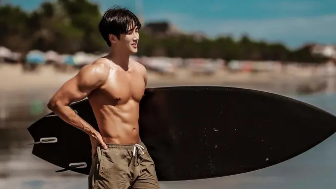 Gaya Maskulin Ahn Bo Hyun Pamer Tubuh Kekar di Bali Bikin Netizen Menjerit