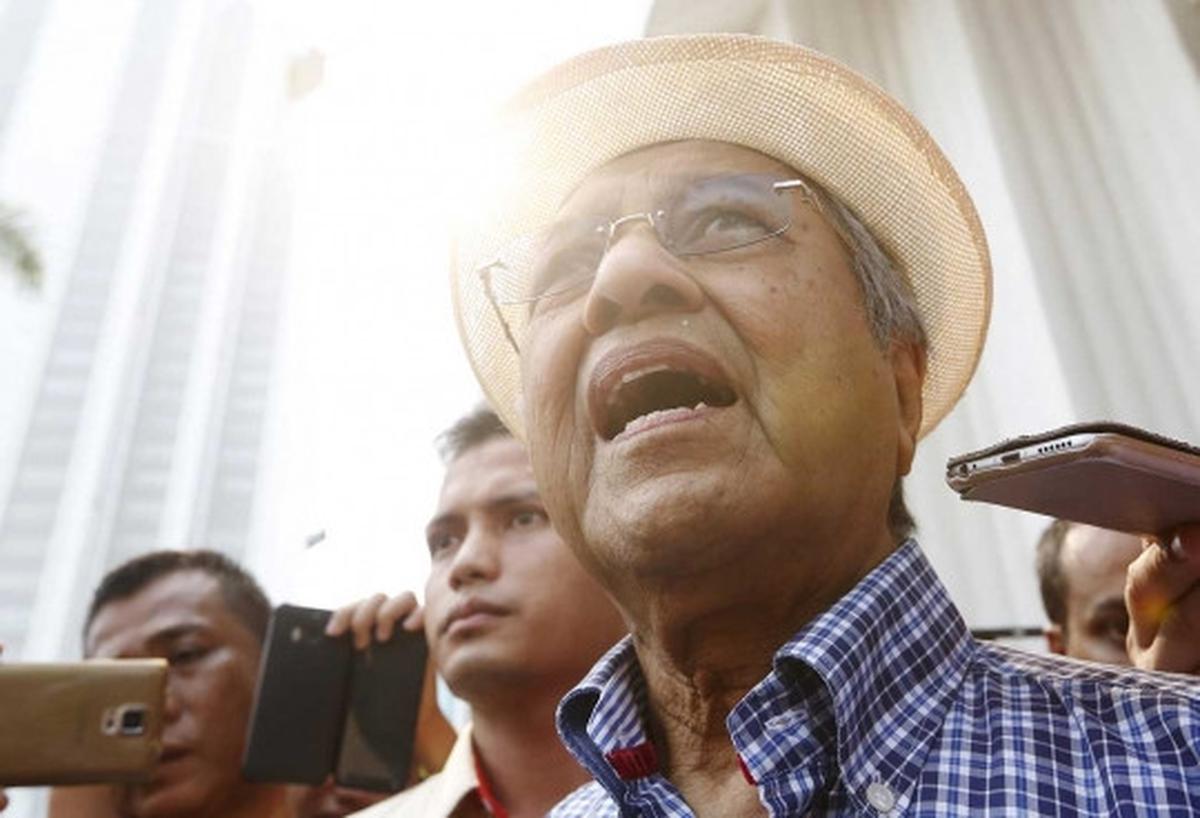 Bertopi koboi, Mahathir Mohamad ikut demo Najib Razak