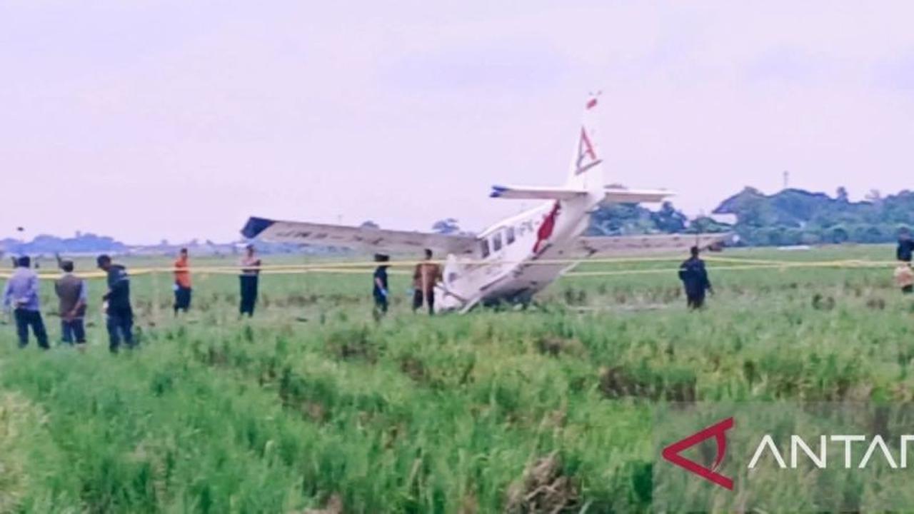 Polisi Pasang Garis di Lokasi Pesawat Jatuh Karawang, Warga Diminta Menjauh
